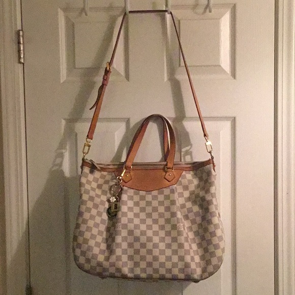 Meet your Posher, Gloria - Picture 8 of 13